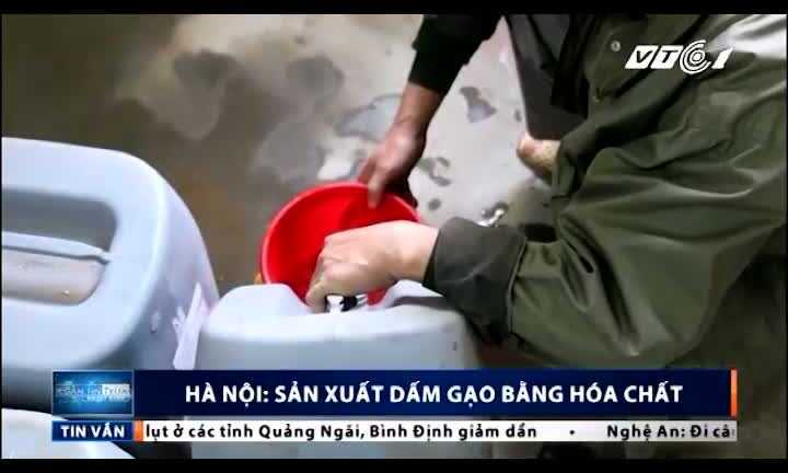 Clip: Bắt quả tang cơ sở sản xuất giấm bằng nước lã pha hóa chất ở Hà Nội