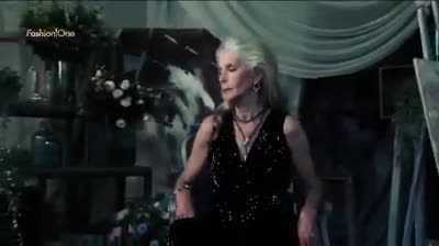 Vóc dáng thanh mảnh đáng ngưỡng mộ của mẫu nữ 80 tuổi