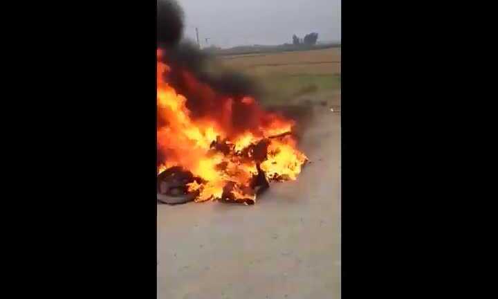 Clip: Cẩu tặc bị dân vây đánh, đốt xe máy