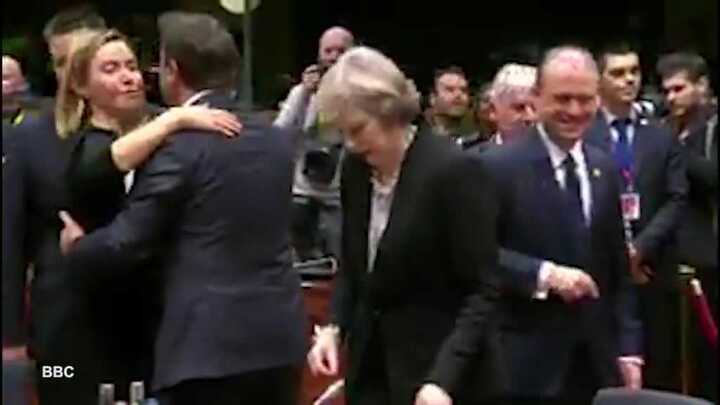 Clip: Khoảnh khắc Thủ tướng Anh bị 'ngó lơ' tại Hội nghị thượng đỉnh EU