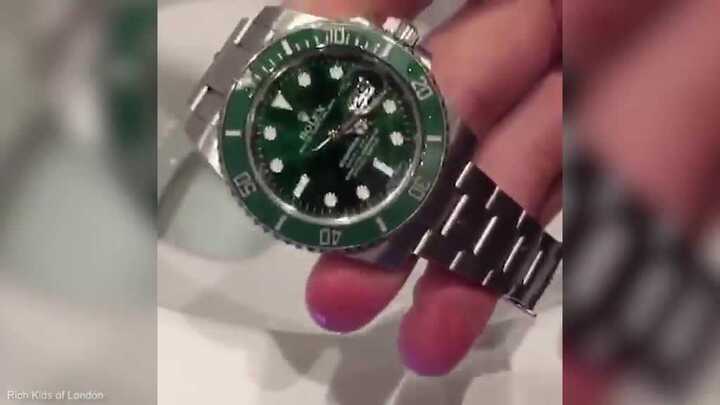Clip: Thiếu gia chơi 'ngông', xả đồng hồ Rolex bạc tỷ xuống bồn cầu