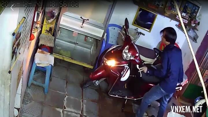 Clip: Thanh niên đột nhập vào nhà, bẻ khóa xe máy để trộm... xe đạp