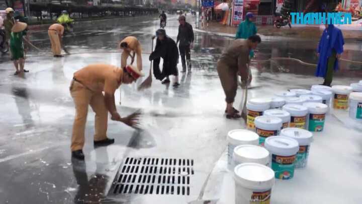 Clip: Công an Cần Thơ dầm mưa dọn sơn đổ ra đường giúp dân