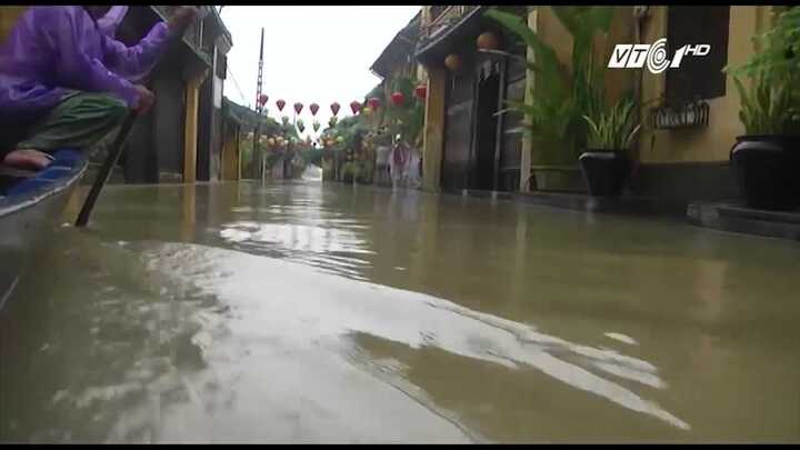 Những hình ảnh khó tin về phố cổ Hội An chìm trong mênh mông nước