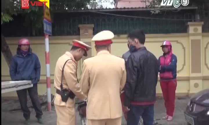 Clip: Bị CSGT xử phạt, người vi phạm chống đối, vứt lại phương tiện