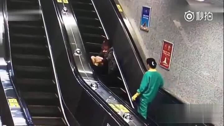 Đi giày quá cao, cô gái ngã lộn vòng trên thang cuốn