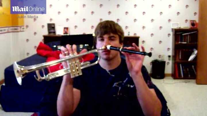 Chàng trai chơi nhạc cực đỉnh bằng mũi