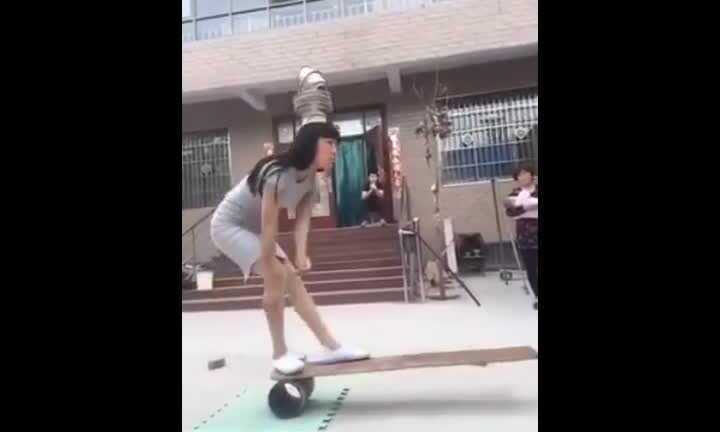 Kinh ngạc xem cô gái Trung Quốc làm xiếc cực đỉnh với bát kim loại