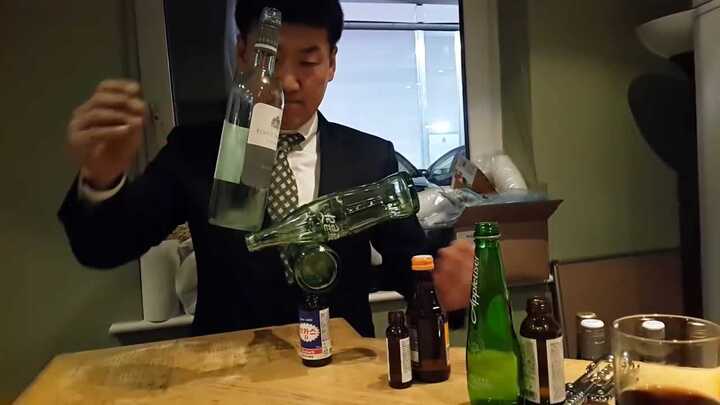 'Há hốc mồm' với trình độ xếp chai như ảo thuật gia của chàng trai