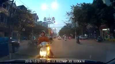 Clip: Phụ nữ đi xe máy ngược chiều gặp phải tài xế 'cứng'