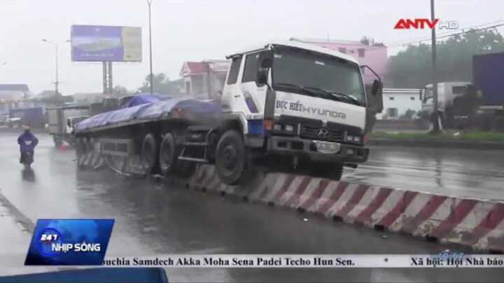 Clip: Kinh hoàng tài xế ngủ gật, xe tải trèo lên dải phân cách