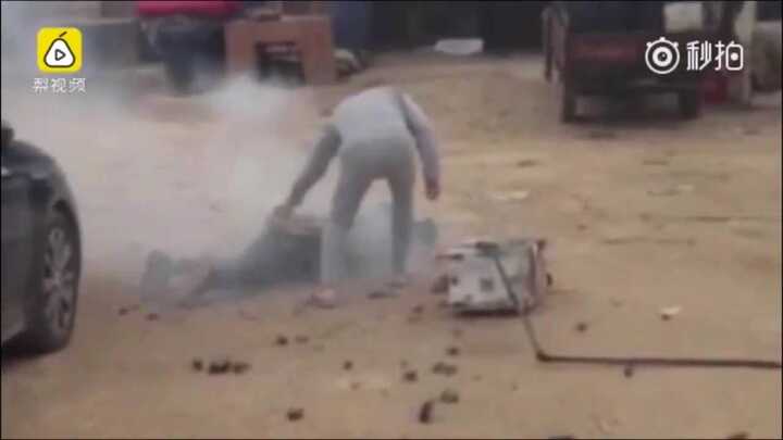 Clip: Cần câu mắc vào dây điện, người đàn ông cháy như đuốc sống