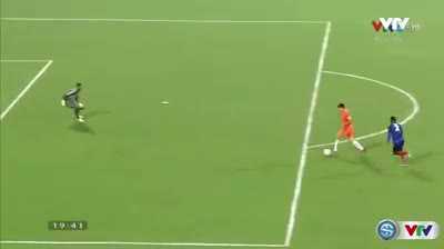 Khó tin tiền đạo SHB Đà Nẵng sút bóng chạm 2 cột dọc ra ngoài