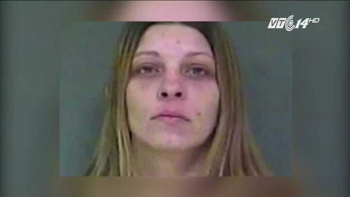 Mở quà Noel sớm, 2 em bé bị mẹ dùng thắt lưng đánh bầm tím