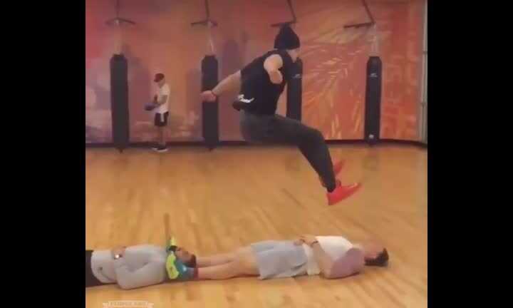 Kinh ngạc với khả năng bật nhảy phi thường của chàng trai