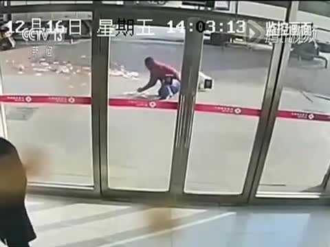 Clip: Vừa ra khỏi ngân hàng, bị gió cuốn bay xấp tiền trên tay