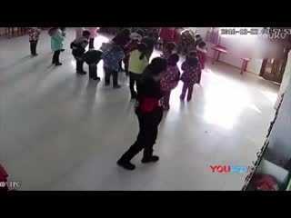 Clip cô giáo đánh đập thậm tệ bé mầm non chỉ vì múa sai gây phẫn nộ