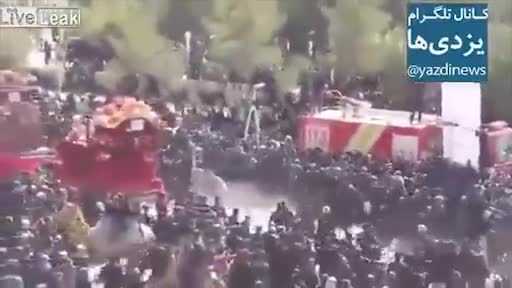 Kinh hoàng cảnh lạc đà hiến tế bị kích động, nổi giận giẫm đạp chết người