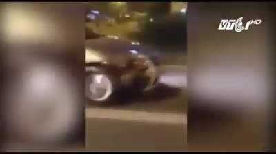 Clip: Tài xế Camry gây tai nạn, hất phụ nữ lên nắp capo rồi bỏ chạy bị dân truy đuổi
