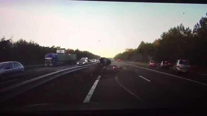 Xe tự lái Tesla né được tai nạn thảm khốc nhờ 'dự cảm' chuẩn xác khó tin