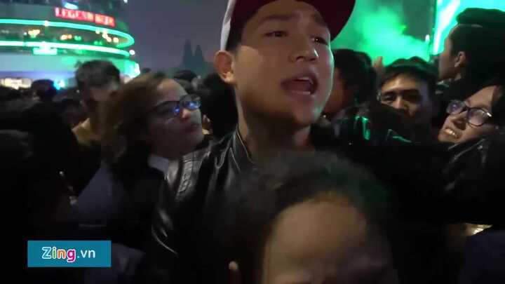 Clip: Biển người chen lấn hỗn loạn đêm giao thừa, nhiều phụ nữ, trẻ em ngất xỉu