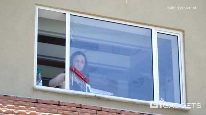 Cách lau sạch cửa kính chung cư không cần trèo ra ngoài