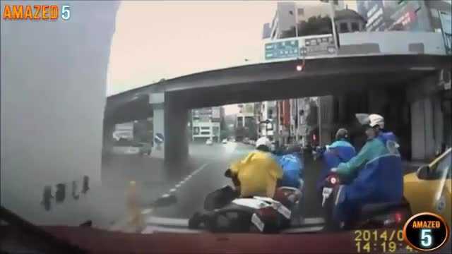 Những pha thoát chết khó tin 'nhất quả đất'