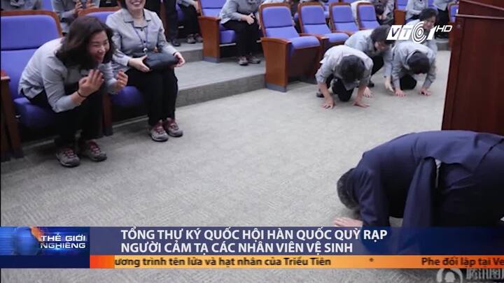 Tổng thư ký Quốc hội Hàn Quốc quỳ gối cảm tạ các nhân viên vệ sinh