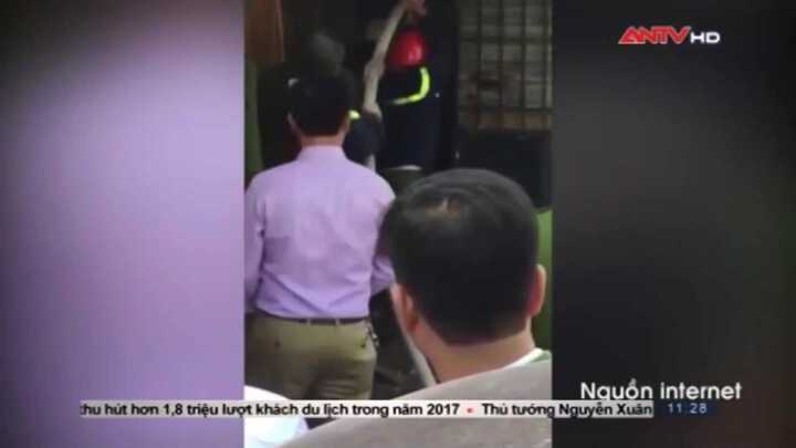 Clip: Ngáo đá xông vào tiệm nhôm kính cố thủ, la hét, đập phá, đốt nhà