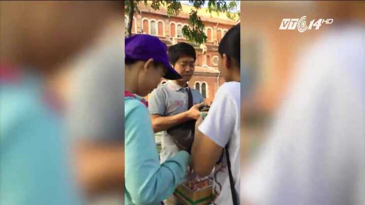 Clip: Hàng rong chèo kéo, ép khách du lịch mua hàng giá 'cắt cổ' ở TP.HCM
