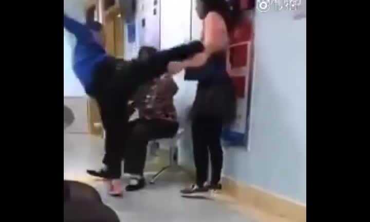 Trung Quốc: Không được chơi điện thoại, con trai bực tức đạp mẹ liên tiếp