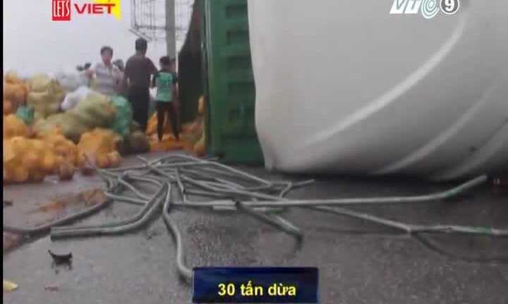 Clip: Xe container lật, dân Hà Tĩnh đội mưa gom 30 tấn dừa giúp tài xế