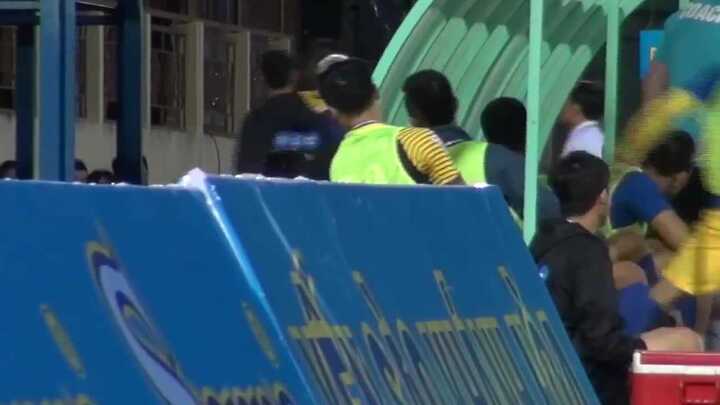 HLV FLC Thanh Hóa nổi điên lao vào đấm Omar