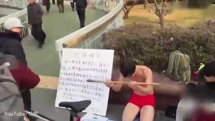Trung Quốc: Bố quỳ gối chịu đòn roi trên phố để có tiền mổ mắt cho con