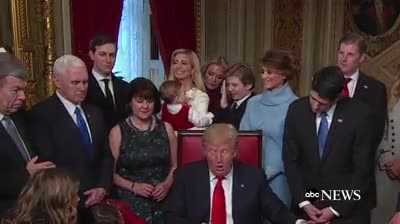 Cậu út nhà Trump chơi ú òa với cháu trai khi cha đang ký văn bản