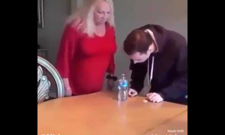 Con trai nghịch ngợm chơi khăm mẹ và cái kết 'đắng'