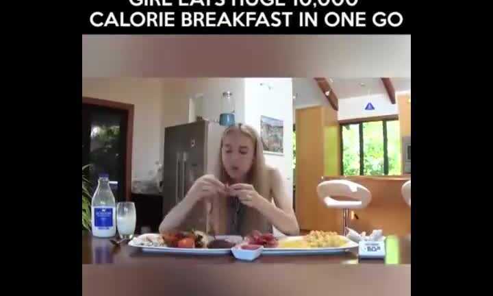 Choáng với sức ăn 'khủng' của cô gái xinh đẹp có 'dạ dày không đáy'