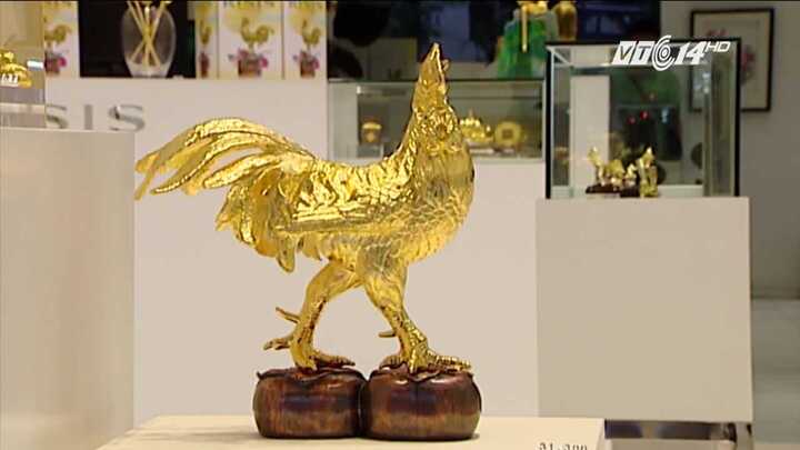 Gà trống mạ vàng gắn kim cương hút khách dịp Tết