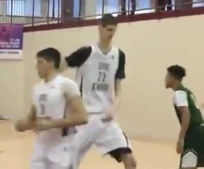 Thiếu niên 16 tuổi cao 2,3m 'bất khả chiến bại' trên sân bóng rổ