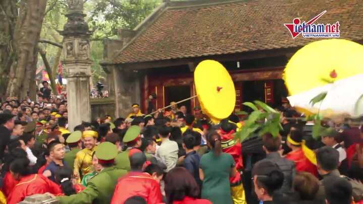 Clip: Hàng trăm thanh niên hú hét, bay qua rào tranh cướp lộc đền Gióng