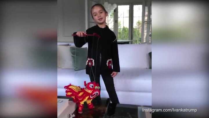 Clip: Cháu ngoại Donald Trump hát tiếng Trung mừng Tết Đinh Dậu