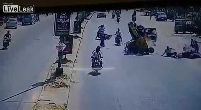 Clip: Tai nạn liên hoàn, đường phố hỗn loạn vì một phụ nữ sang đường