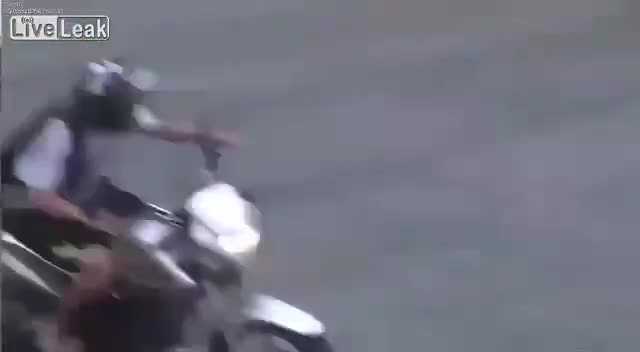 Cảnh sát rượt đuổi người đi môtô như phim hành động và cái kết thảm khốc