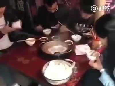 Mải nhìn điện thoại lúc ăn và cái kết 'cạn lời'