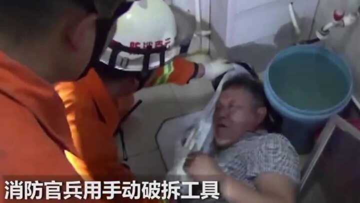 Mò mẫm tìm chìa khóa, kẹt cả cánh tay trong bồn cầu