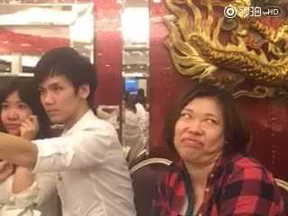 Biểu cảm khó đỡ của 'thánh FA' khi thấy các cặp đôi tình tứ