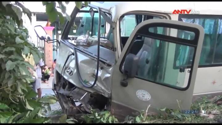 Cố vượt đèn vàng, ôtô du lịch gây tai nạn liên hoàn, tông chết 2 trẻ nhỏ