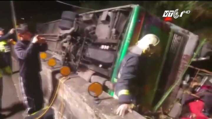 Xe buýt lật nhào trên cao tốc, 32 người chết thảm