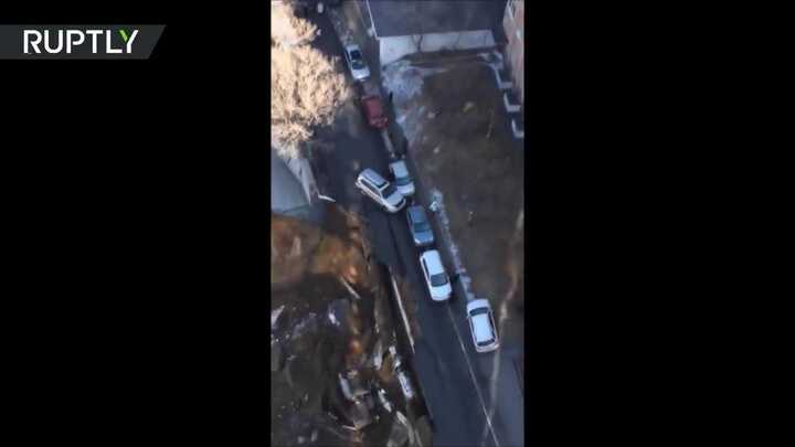 Hố 'tử thần' khổng lồ sâu 20 mét nuốt chửng con đường ở Nga