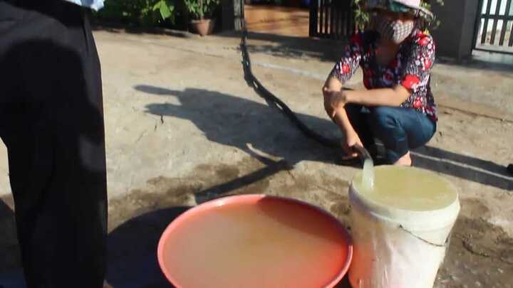 Video: Nước sinh hoạt bỗng nổi váng, bốc cháy dữ dội ở Đắk Lắk